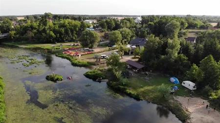 Widok z góry na Przystań Joniec i zakole Wkry